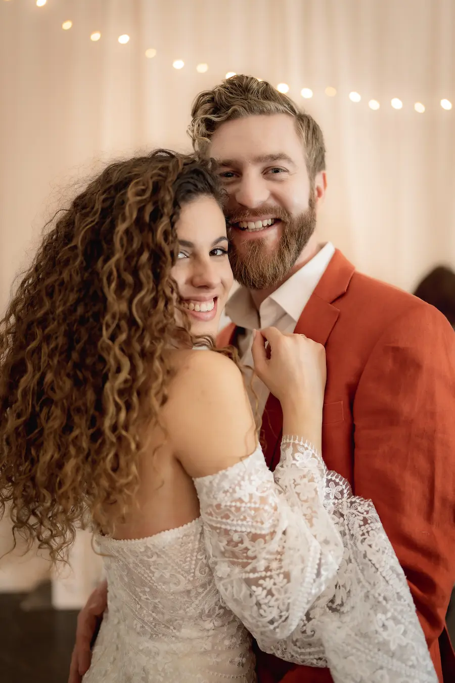 Bruid en bruidegom op feest